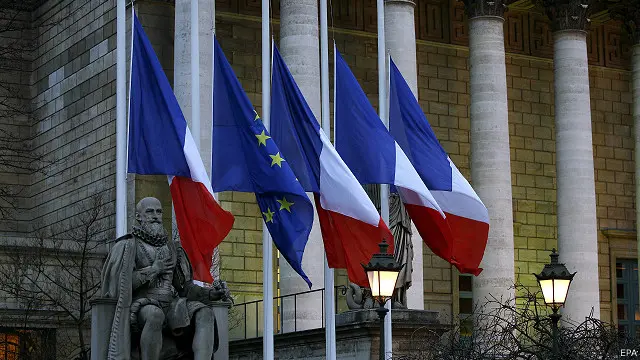 پرچم فرانسه در مقابل پارلمان آن کشور به حالت نیمهافراشته درآمده است