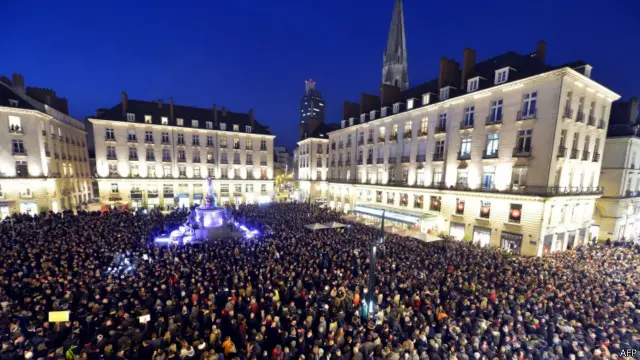 تجمع هزاران نفر برای ادای احترام به قربانیان حمله به دفتر مجله شارلی ابدو