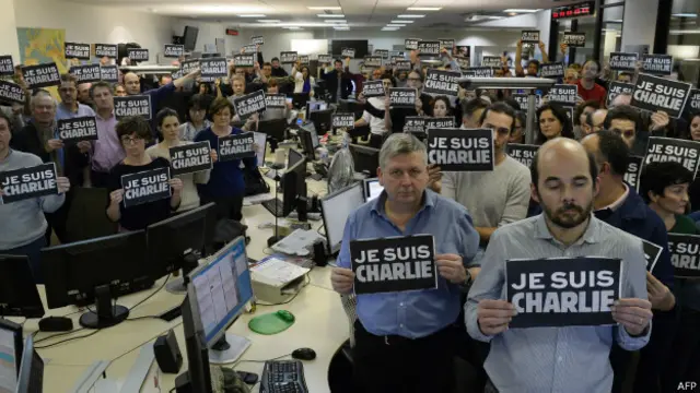 Жерналисты с листовкой "Я - Шарли"