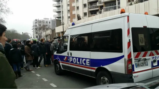 首都警方在事发后即时在巴黎及周边郊区加强保安，单在市内已加派500名军警巡逻。(翁素云摄）