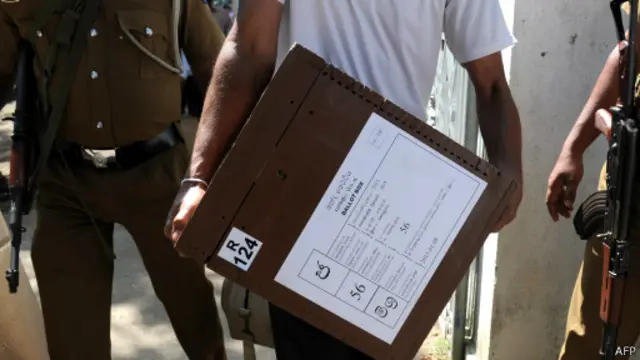 ව්‍යාජ ඡන්ද පත්‍රිකා තොගයක් රැගත් ත්‍රීවීලර් රථයක් උඩුගම දී අත්අඩංගුවට 