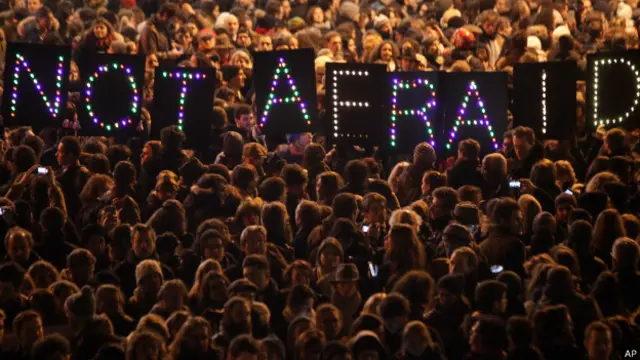 पेरिस के रिपब्लिक स्क्वॉयर पर हजारों लोग जुट रहे हैं