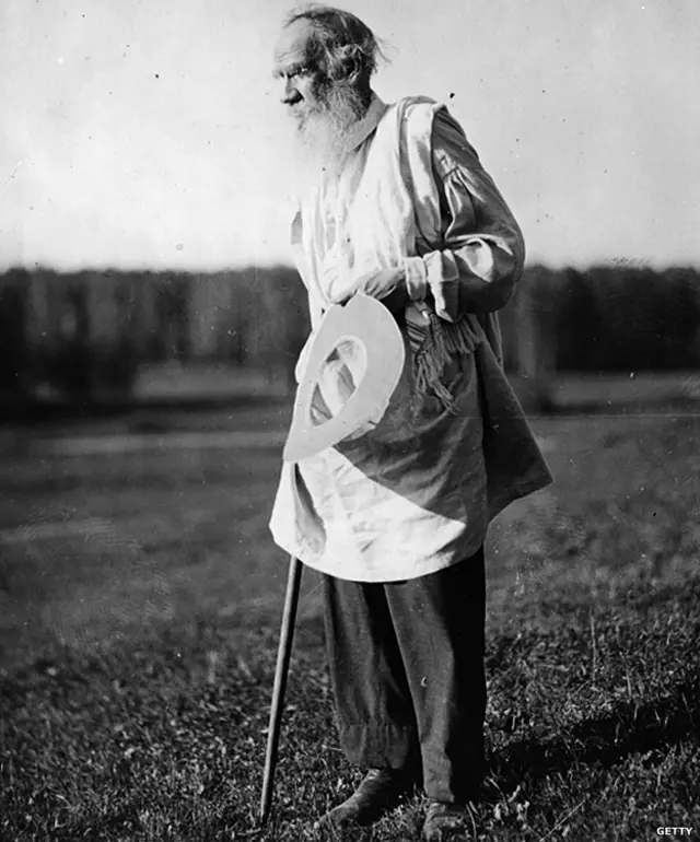 El conde León Tolstói vestido de campesino