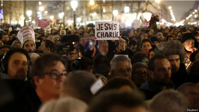 أبدى فرنسيون تعاطفهم مع المجلة بعد الهجوم على مكتبها في باريس.