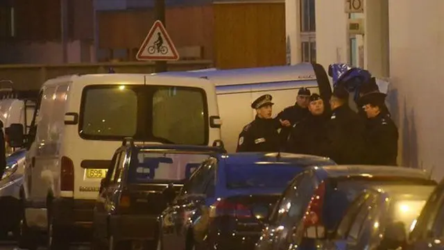 فرانس کے چیف پراسیکیوٹر فرانکو مولنز کا کہنا تھا کہ حملے میں 11 افراد زخمی ہوئے جن میں چار کی حالت نازک ہے