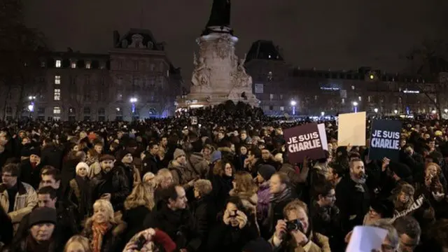 خبر رساں ادارے اے ایف پی کے مطابق فرانس کے دارالحکومت پیرس میں ہزاروں افراد نے شمعیں روشن کیں