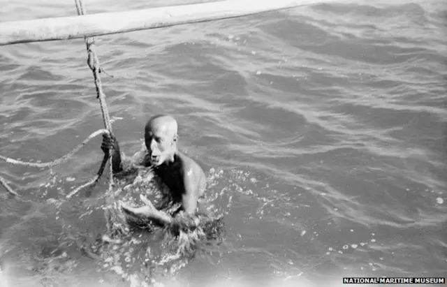 Cuando ya no podía contener más la respiración, el pescador de perlas tiraba de la cuerda y era elevado a la superficie.
