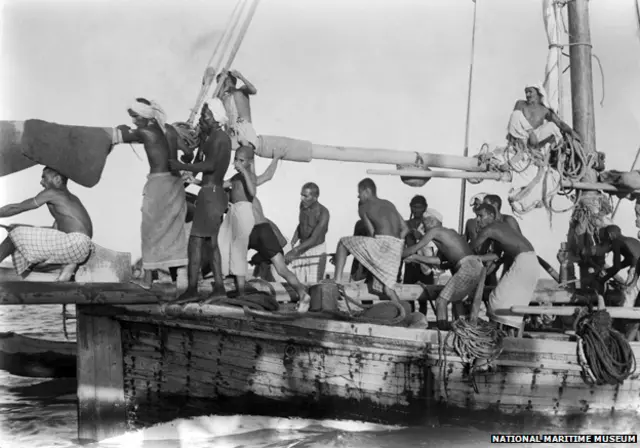 Equipos de buceadores, sus asistentes y aprendices pasaban a veces semanas seguidas en los barcos, en condiciones de hacinamiento.