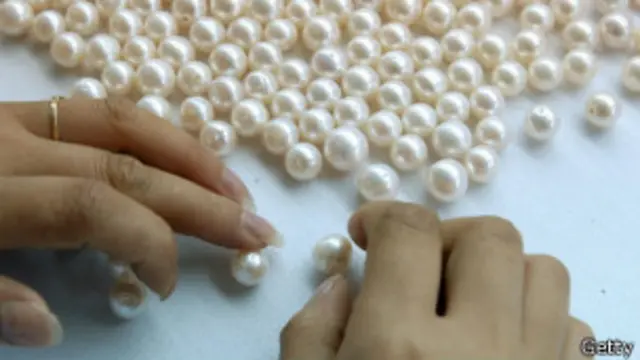 Desde los años veinte, perlas producidas artificialmente en Japón han inundado el mercado mundial.
