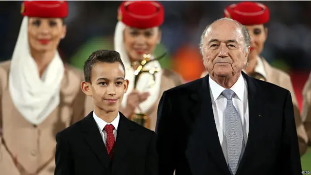 الامير مولاي حسن ورئيس الاتحاد الدولي لكرة القدم سيب بلاتر في المباراة النهائية لبطولة العالم للاندية التي جرت في مراكش