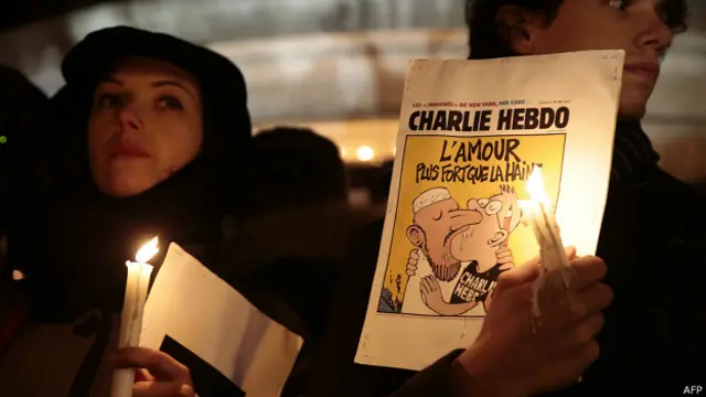 Nhiều người Pháp đổ ra quảng trường Republique ở Paris để tưởng nhớ và bày tỏ sự ủng hộ tự do báo chí