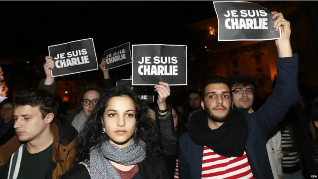 فرانس کے جنوب میں ماؤنٹیپیلر کے مقام پر لوگوں نے پلے کارڈز اٹھا کر خاموش مظاہرہ کیا۔ ان پلے کارڈز پر میں چارلی ہوں کے نعرے درج تھے۔
