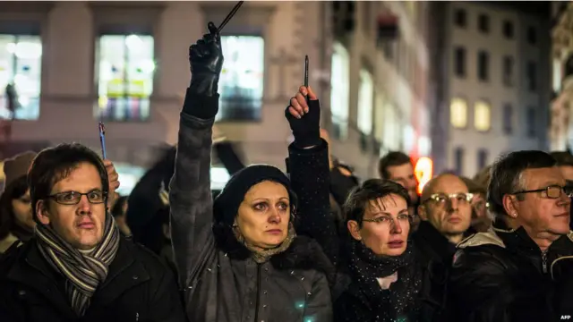 فرانس کے علاقے لیون میں کچھ افراد نے ہاتھوں میں قلم اٹھا کر جبکہ دیگر نے فرانس کا قومی ترانہ گایا۔