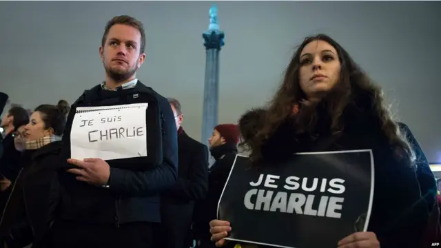 لندن کے ٹرافالگر سکوائر میں بھی لوگوں کی بڑی تعداد نے فرانس کے رسالے ’چارلی ایبڈو‘ کے دفتر پر حملے میں ہلاک ہونے والوں کو خراجِ عقیدت پیش کیا۔

