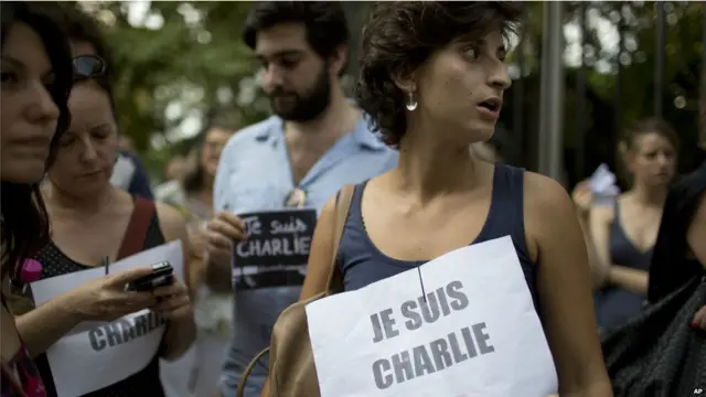 ارجنٹینا کے دارالحکومت بیونس آئرس میں واقع فرانسیسی سفارت خانے کے باہر لوگوں نے جمع ہو کر فرانس میں ہلاک ہونے والے افراد کو یاد کیا۔