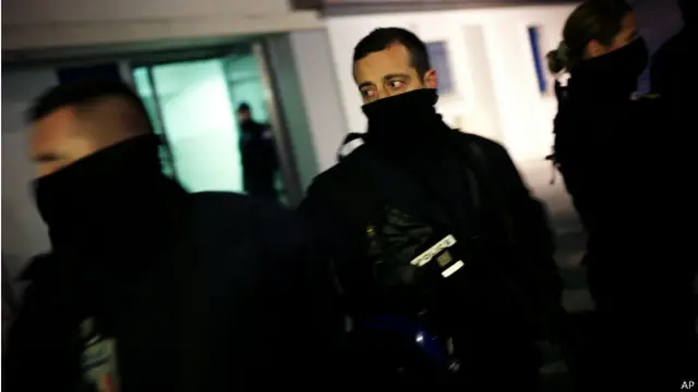 शार्ली एब्डो पर हमले की जगह पर फ्रांसीसी पुलिस के जवान