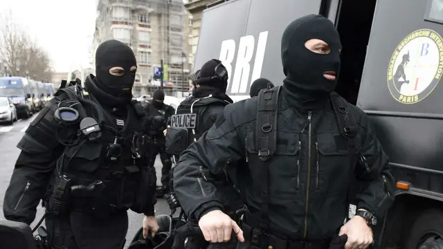 سکیورٹی اہلکار رسالے ’چارلی ایبڈو‘ پر حملے میں ملوث افراد کی تلاش میں ہے