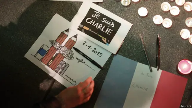 कैलीफ़ॉर्निया में चित्र के ज़रिए अपनी संवेदना व्यक्त करती महिला