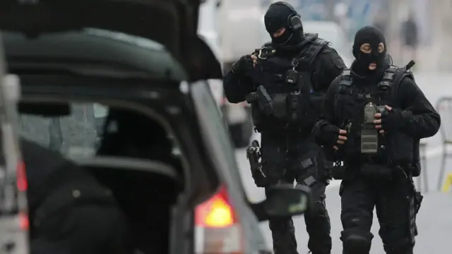 پیرس کے داخلی راستوں پر پہلے سے سخت سکیورٹی انتظامات میں مزید اضافہ کر دیا گیا ہے