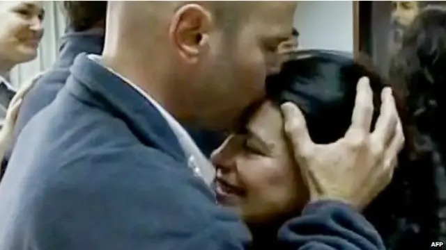 Эрнандес встречается с женой после возвращения на Кубу