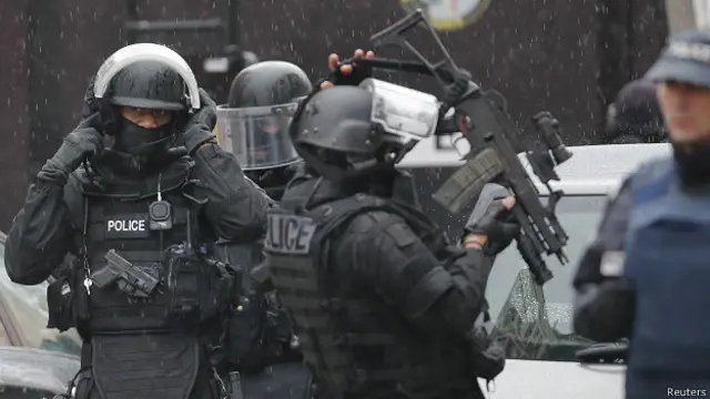 Поиски беглецов продолжаются