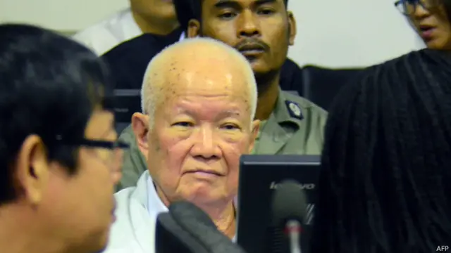 Khieu Samphan, de 83 años, se sintió mareado y fue trasladado a un hospital.
