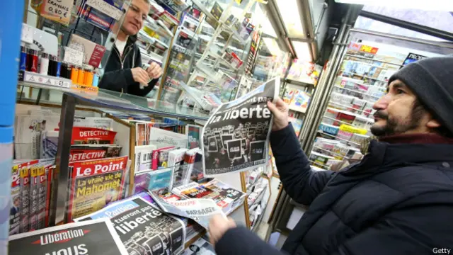 法國全國媒體團結一致譴責血腥行為，各大主流報章呼籲逝不低頭。