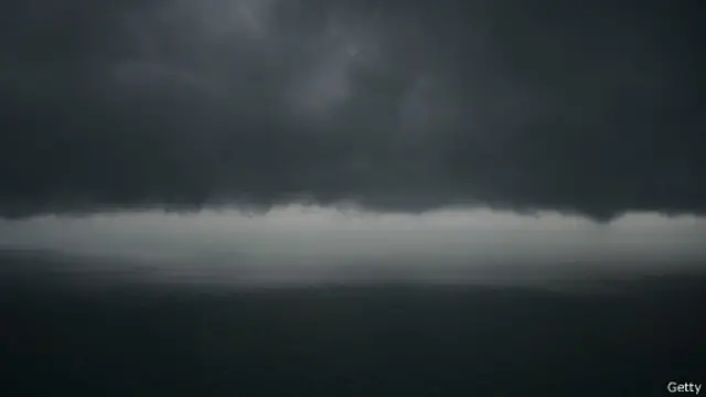 Cuaca buruk di atas Selat Karimata menyulitkan tim SAR mencari kotak hitam pesawat AirAsia.