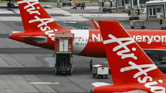 Maskapai AirAsia telah dibekukan rute penerbangan Surabaya-Singapura karena dianggap melanggar izin hari penerbangan. 