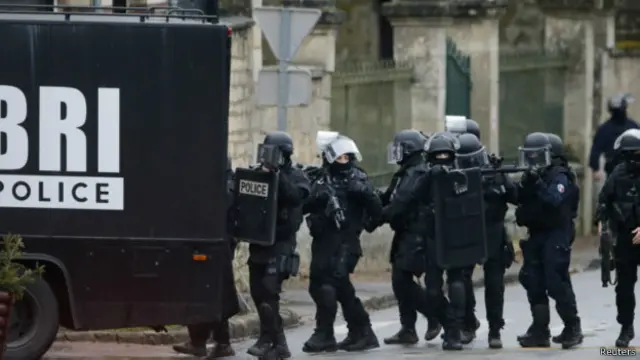 Поліція проводить перевірки у селі Лонпон, що на північний схід від Парижа