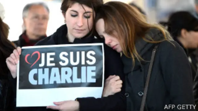 Vigilia en Francia condenando el ataque en las oficinas de Charlie Hebdo. Una mujer lleva un cartel con las palabras: "yo soy Charlie"