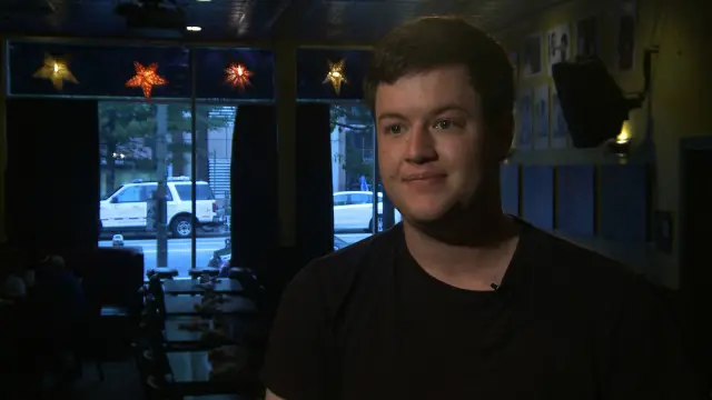 گری می‌گوید که برای تامین مخارج ناچار است شغل دیگری هم داشته باشد