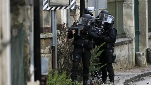 فرانس میں بدھ کو’چارلی ایبڈو‘ کے دفتر پر تین مسلح افراد کے حملے میں آٹھ صحافیوں اور دو پولیس اہلکاروں سمیت کم از کم 12 افراد ہلاک اور متعدد زخمی ہو گئے تھے