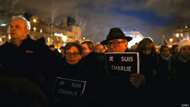 Peserta aksi di Paris membawa tulisan Je Suis Charlie yang artinya Saya Charlie