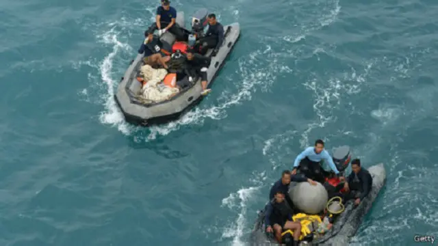 Pencarian kotak hitam pesawat AirAsia dilakukan oleh para penyelam