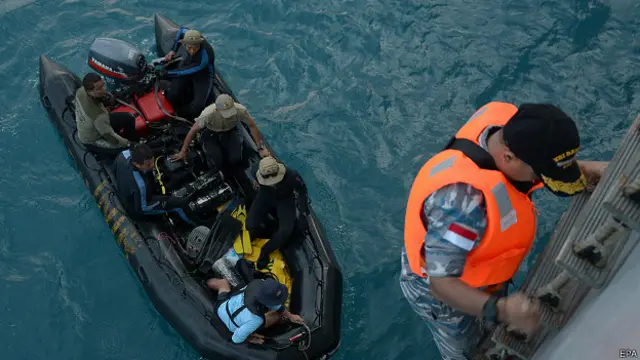 Para penyelam diterjunkan untuk mencari kotak hitam pesawat AirAsia.
