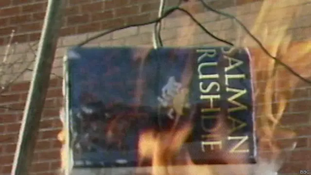 सलमान रुश्दी की किताब, जली हुई