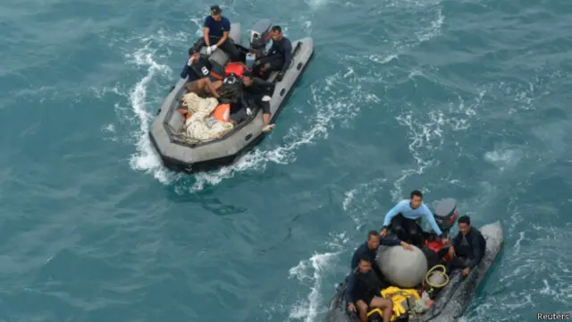 Tim penyelam diturunkan untuk memasang alat pengangkat ekor pesawat 