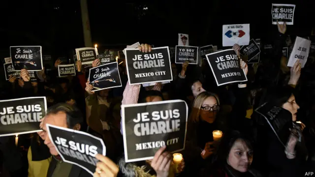 Люди с плакатами "Je suis Charlie" в Мехико 