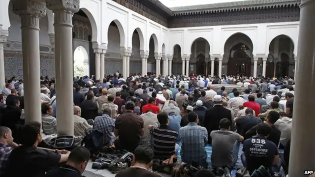 मस्जिद में नमाज़ पढ़ते मुसलमान