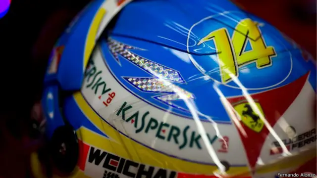 Fernando Alonso: "Yo cambio mi casco cada año, pequeñas diferencias, pero siempre con el azul de la bandera de mi región (Asturias), y la bandera española en alguna parte del casco"