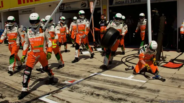 El actor Liam Cunningham, conocido por su participación en "Juegos de Tronos" es un habitual de las carreras de F1: "Cada vez que entro al parque cerrado de la Fórmula 1 se me pone la piel de gallina. En particular adoró la perfecta precisión de la parada de los pits. ¡Box, box, box!".
