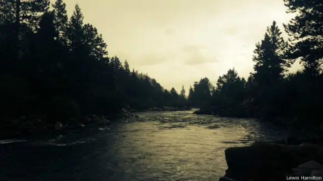 Lewis Hamilton: "Deja que la vida fluya como un río, sigue el sendero por el que te lleva la corriente. Tómalo de la manera que es y mientras aprendes en el camino, tal vez puedas guiar la corriente en la dirección de tus sueños".