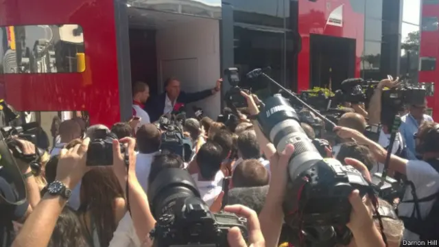 El excampeón mundial Damon Hill capta toda el interés que genera Luca DiMontezemolo antes de anunciar que dejaba la presidencia de Ferrari en una foto que tituló "Hola, ¿adiós?". 