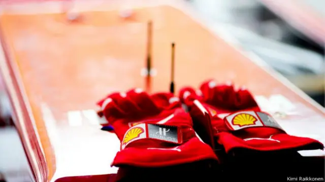 Kimi Raikkonen: "Estos son mis guantes preparados para mi regreso a Ferrari. Yo prefiero estar en Ferrari que en cualquier otro equipo"