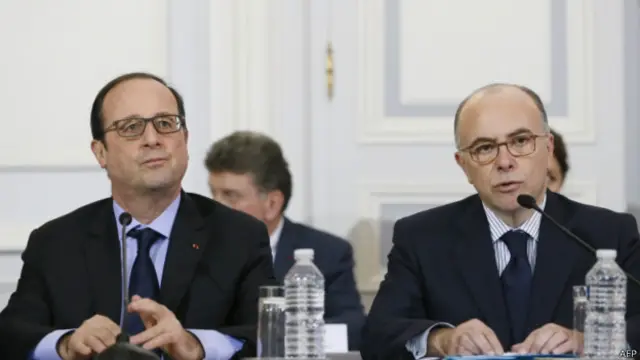 奥朗德(左）说，法国面临的威胁并没有结束，人们应该保持警惕。（资料图片）