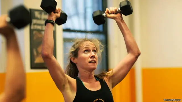 Mujer levantando peso