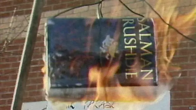 Горящая книга Салмона Рушди