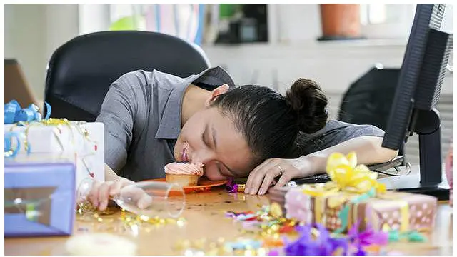 Hiệu suất làm việc chỉ còn phân nửa khi đến công sở sau bữa say xỉn từ hôm trước.