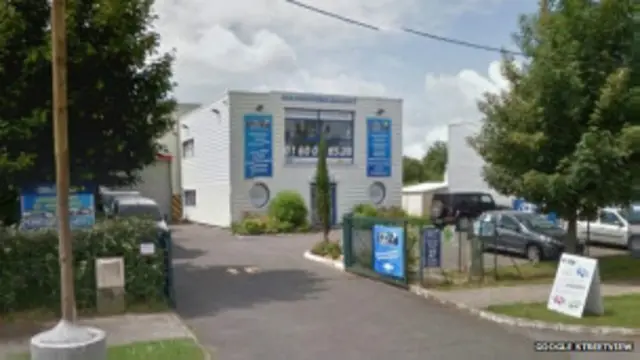 သေနတ်သမားတွေ ခိုအောင်းနေတဲ့ အဆောက်အအုံကို Google Street View ကနေ မြင်ရစဉ်။